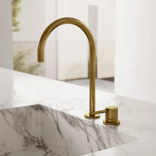 Semplice SHV405 S03 - Kjøkkenbatteri med svingbar tut, Polert messing Naturfarget