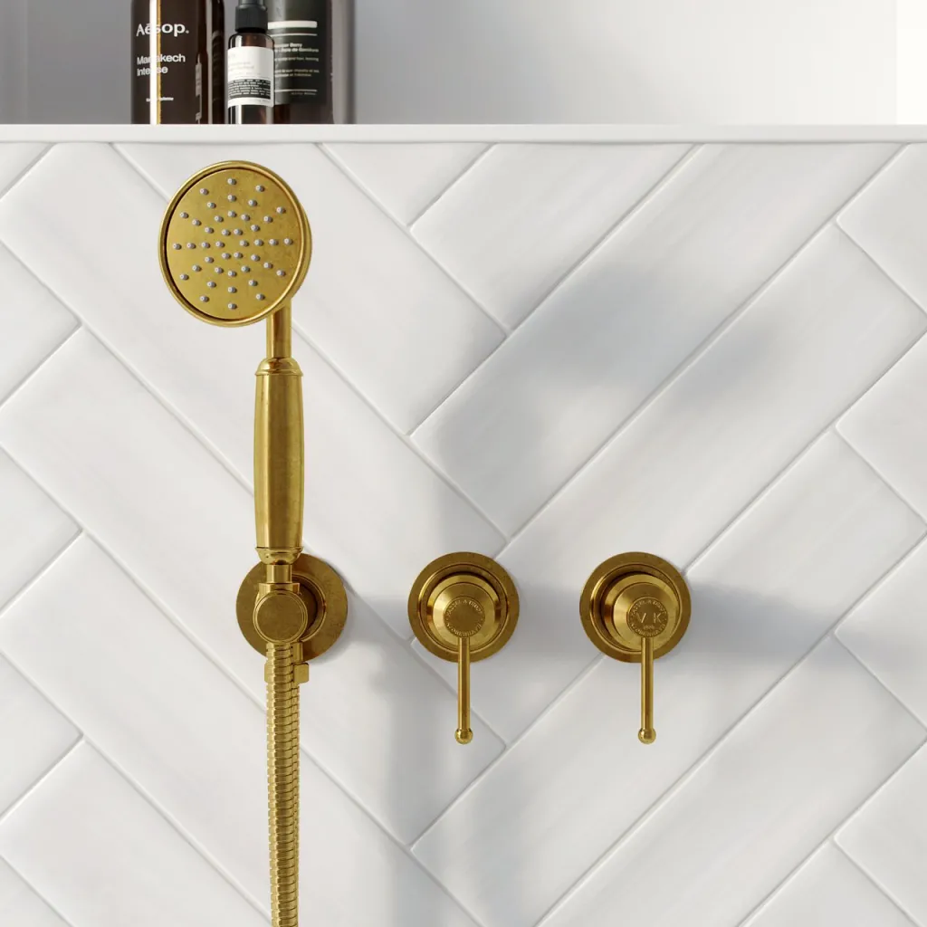 Hassel&Teudt HBR801 S01 - Dusjsett m/Ø21 cm. Rain DeLuxe m/EasyClean, Vegg, Polert messing Naturfarget