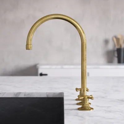 Hassel&Teudt HHV605 S05 - Kjøkkenbatteri med svingbar tut, Polert messing Naturfarget