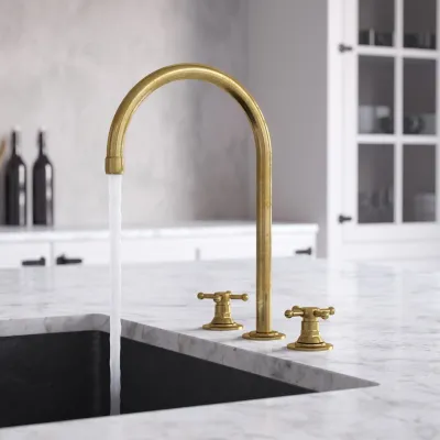 Hassel&Teudt HHV605 S05 - Kjøkkenbatteri med svingbar tut, Polert messing Naturfarget