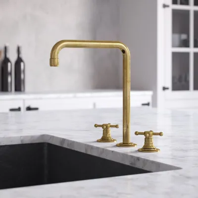 Hassel&Teudt HHV605 S06 - Kjøkkenbatteri med svingbar tut, Polert messing Naturfarget