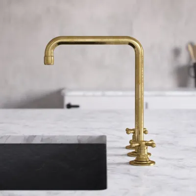 Hassel&Teudt HHV605 S06 - Kjøkkenbatteri med svingbar tut, Polert messing Naturfarget