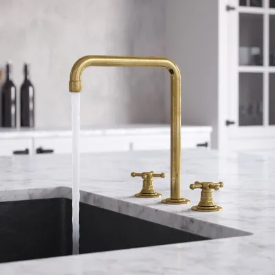 Hassel&Teudt HHV605 S06 - Kjøkkenbatteri med svingbar tut, Polert messing Naturfarget