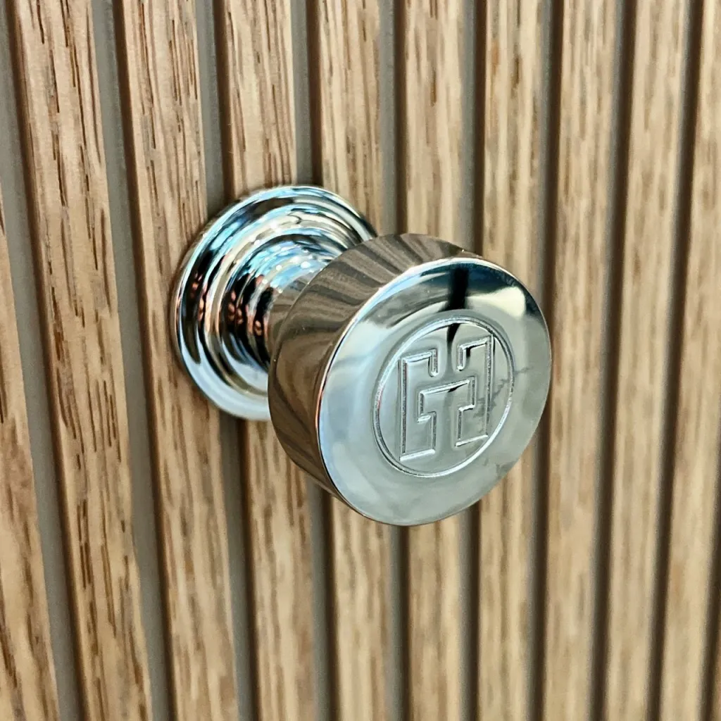 Hassel&Teudt HKN01L - Møbelhåndtak med H&T-logo, krom